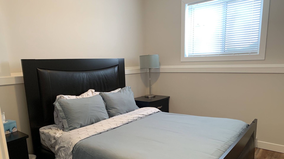 Saskatoon House | ★Family Friendly★Beautiful Bright 2 BDR 1 sofa bed Suite★Pets Welcome★