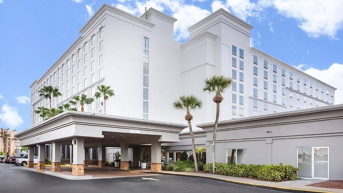 Florida Center House | Family & Friends Escape! 2 Spacious Rooms w/Living Room & 2 Double Beds, Pool