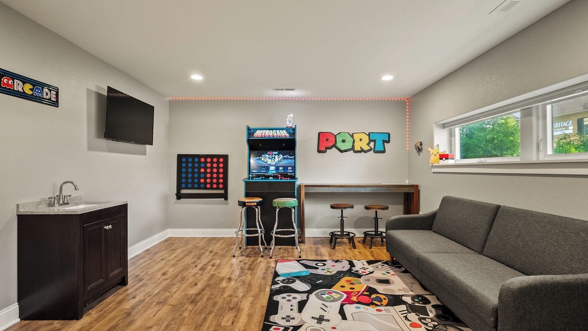 Port Washington House | Family Fun! 17,000 Game Arcade, Sleeps 12, Walk to the Lake