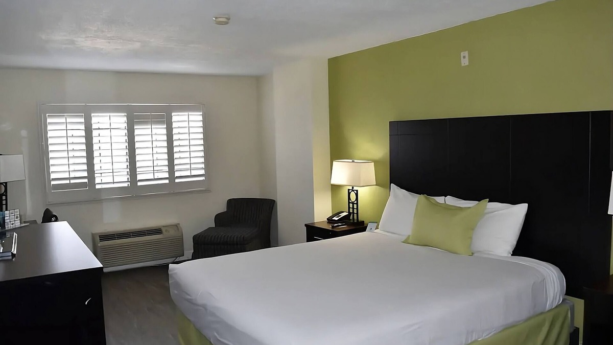Old Town Hotel | Family Fun at San Diego Convention Center! On-site Parking & Free Breakfast