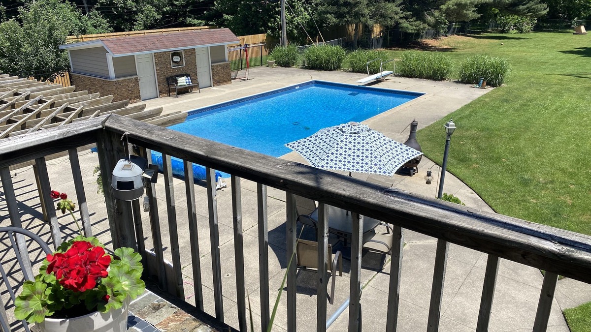 Mishawaka House | Family Fun, Clean Home with POOL. Perfect Notre Dame weekend destination!
