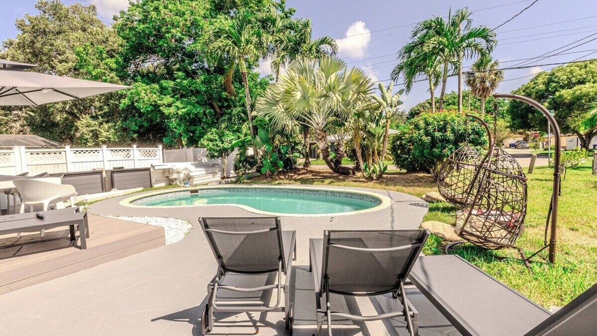 Edgewood House | Family Fun Fort Lauderdale: Pool, Games & Sleeps 10