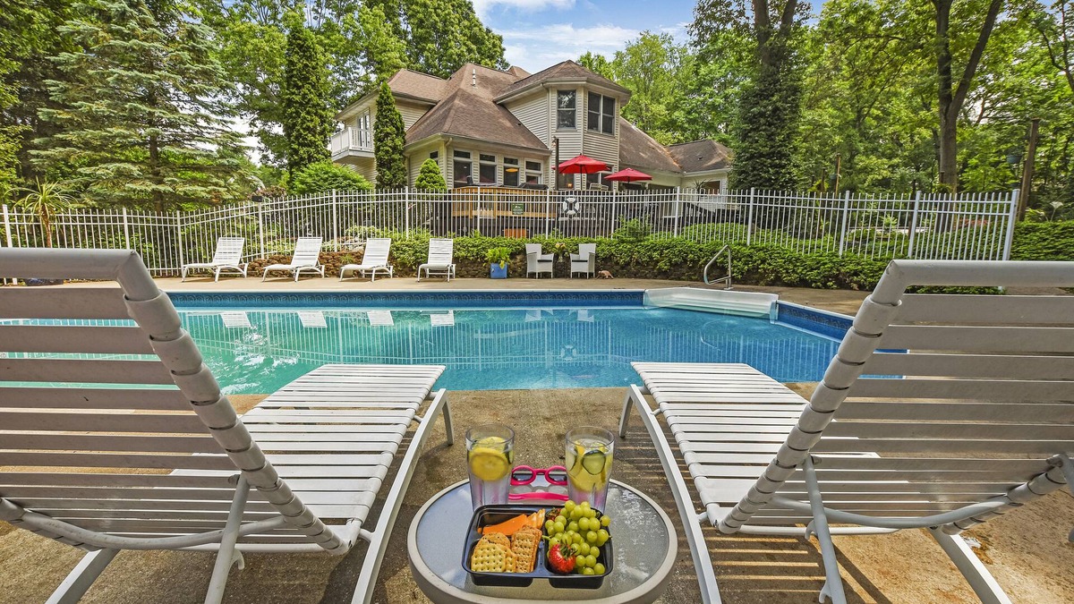 Battle Creek House | ★ Family FUN HotTub FirePit Game Room Movie Theater & more!