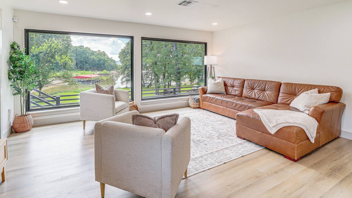 Hoyt House | Family Fun! Lake Eufaula Home w/Wraparound Deck