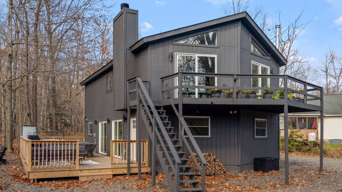 Tobyhanna Cabin | Family Fun! ~ Lake & Pool Access ~ HotTub ~ Movie Room