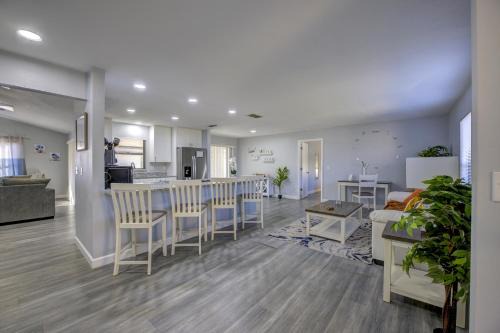 Fruitville House | Family Fun Ping Pong, Bbq, Walk To Park Nearby
