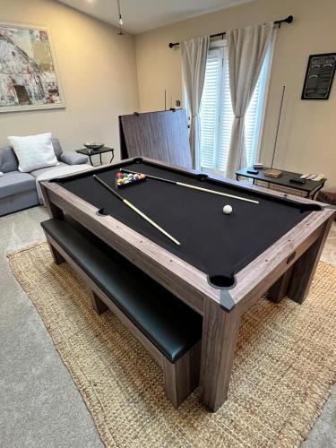 Rogers House | Family Fun! Sleeps 8, King Bed, 2 Queens, and Sofa Bed, Games - in Rogers
