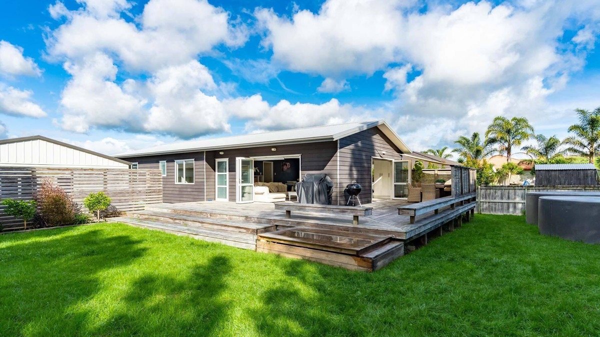 Mangawhai House | Family Fun - Sunny, fully-fenced, holiday home - walk to the village, markets, Bennetts, Tavern and more