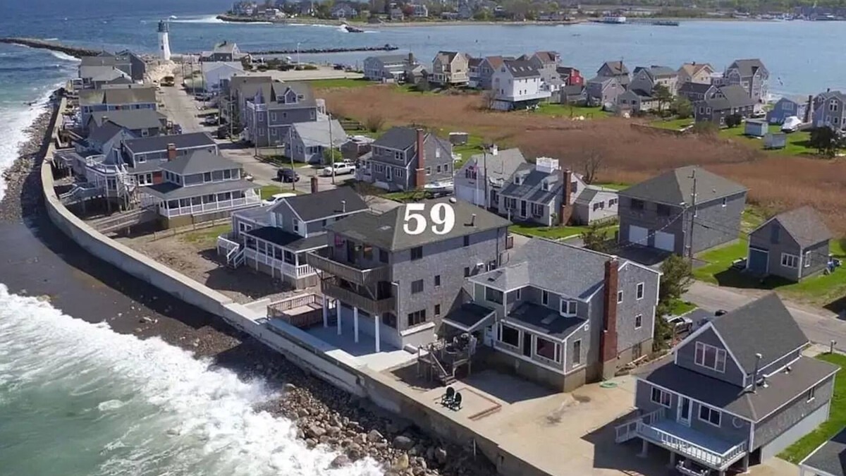Scituate House | Family Gatherings, Weddings, Pet Friendly, Steps to Beaches and Light House