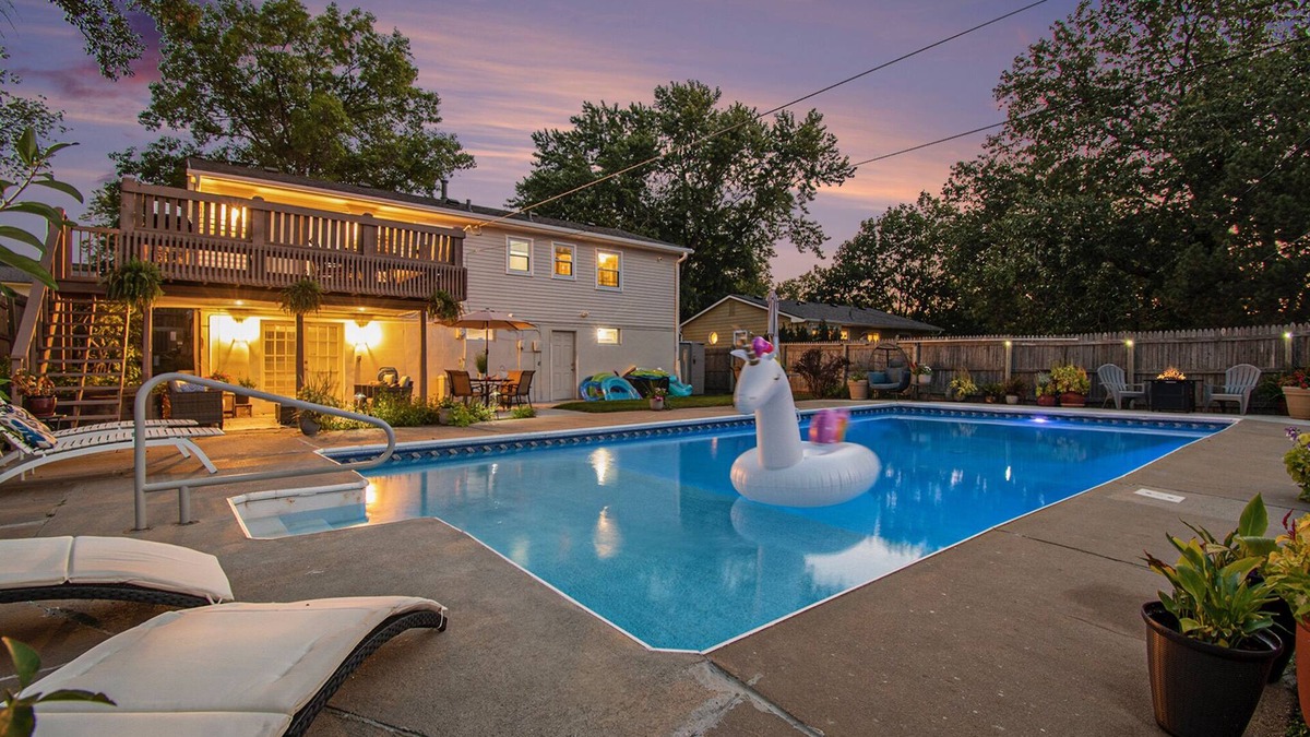 West Omaha House | Family Gem with swimming pool andnArcade game.