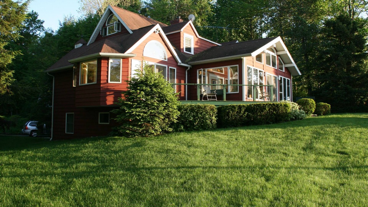 East Springfield House | Family get away to this charming cottage on 600 ft of Lake