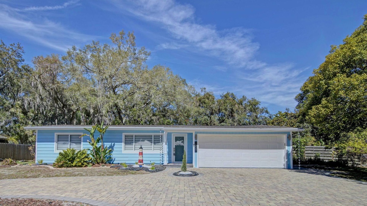 South Sarasota House | Family getaway 5 miles to Siesta Beach. Heated private Pool, bicycles.Sleep 10.