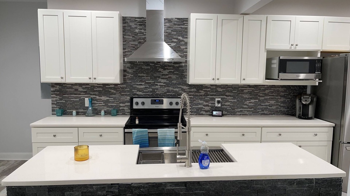 Salisbury House | Family Getaway- Beautiful & spacious 4 Bdrm Historic Home with a modern touch!