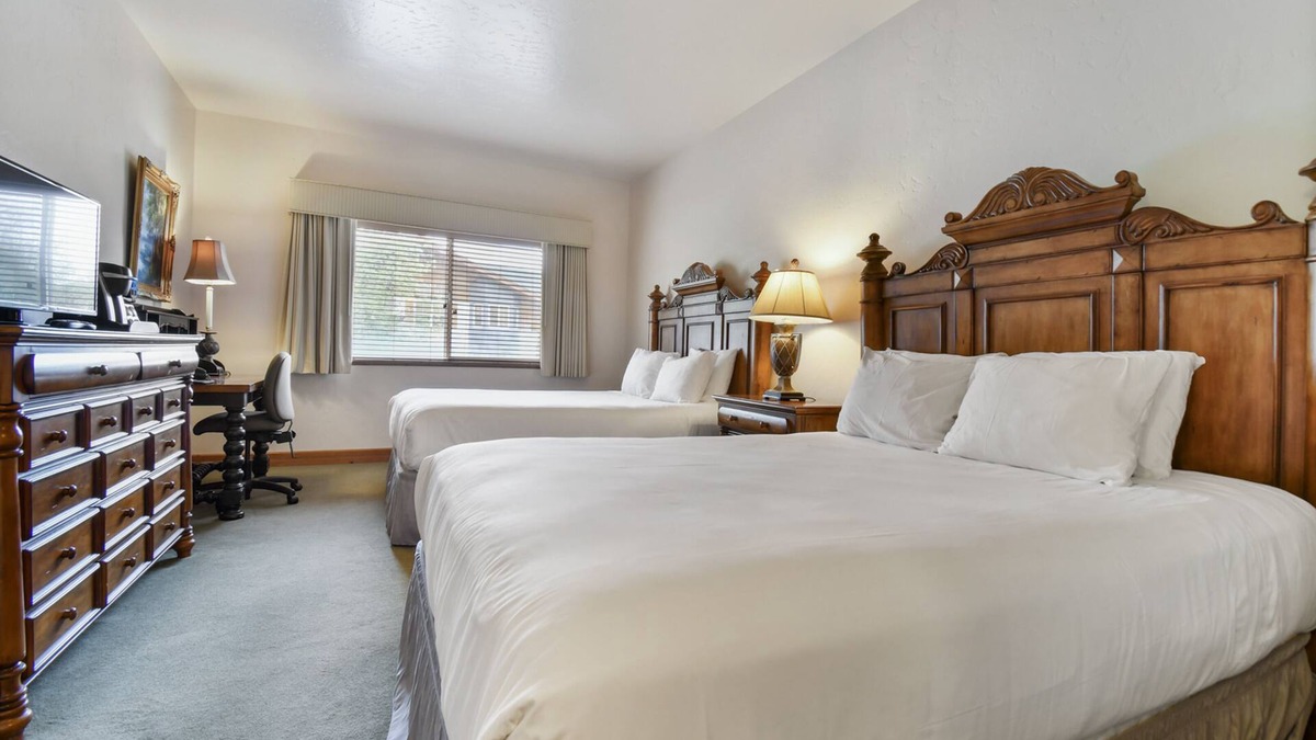 Midway Villa | Family Getaway~Pool, Tubing, Skiing, & Ice Castles Villa 1063
