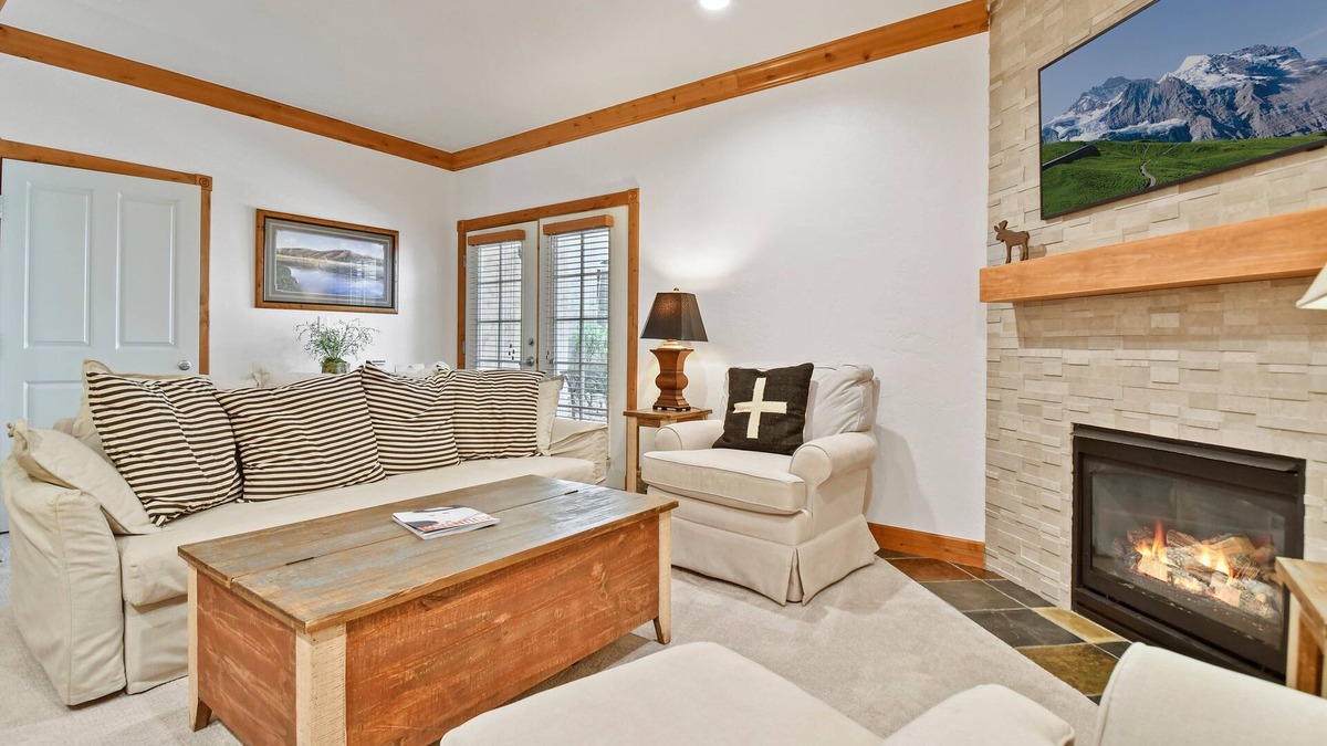Midway Villa | Family Getaway ,Pool, Tubing, Skiing, & Ice Castles Villa 1002