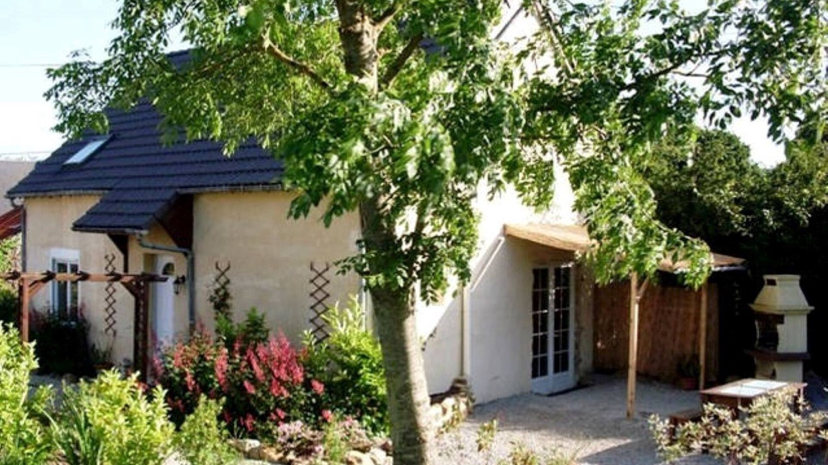 Montsenelle Cottage | Family Gite in the Countryside, with Outdoor Heated Swimming Pool. Pet Friendly
