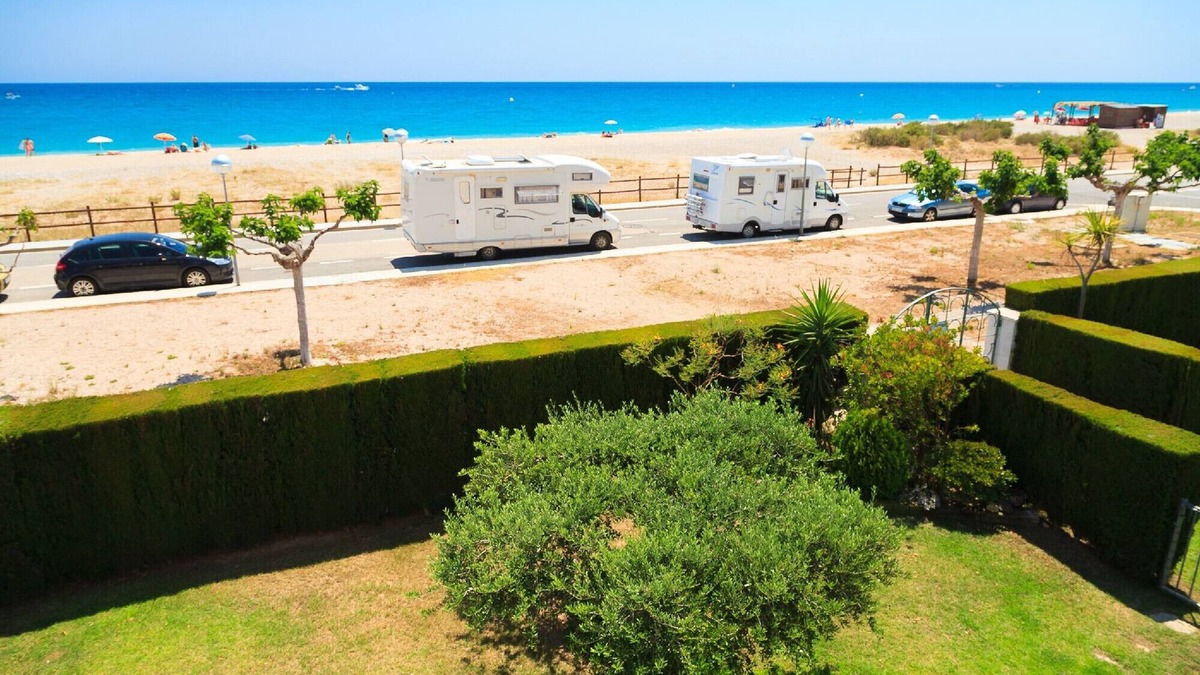 L'Hospitalet de l'Infant Ski Chalet | Family House with Pool on the Beachfront · UHC ARENAL 163