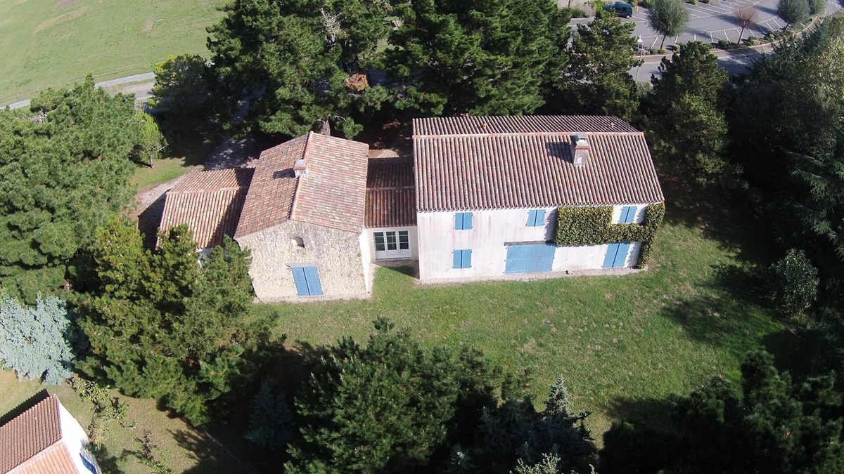 Saint-Vincent-sur-Jard House | family house 150m from the beach facing south
