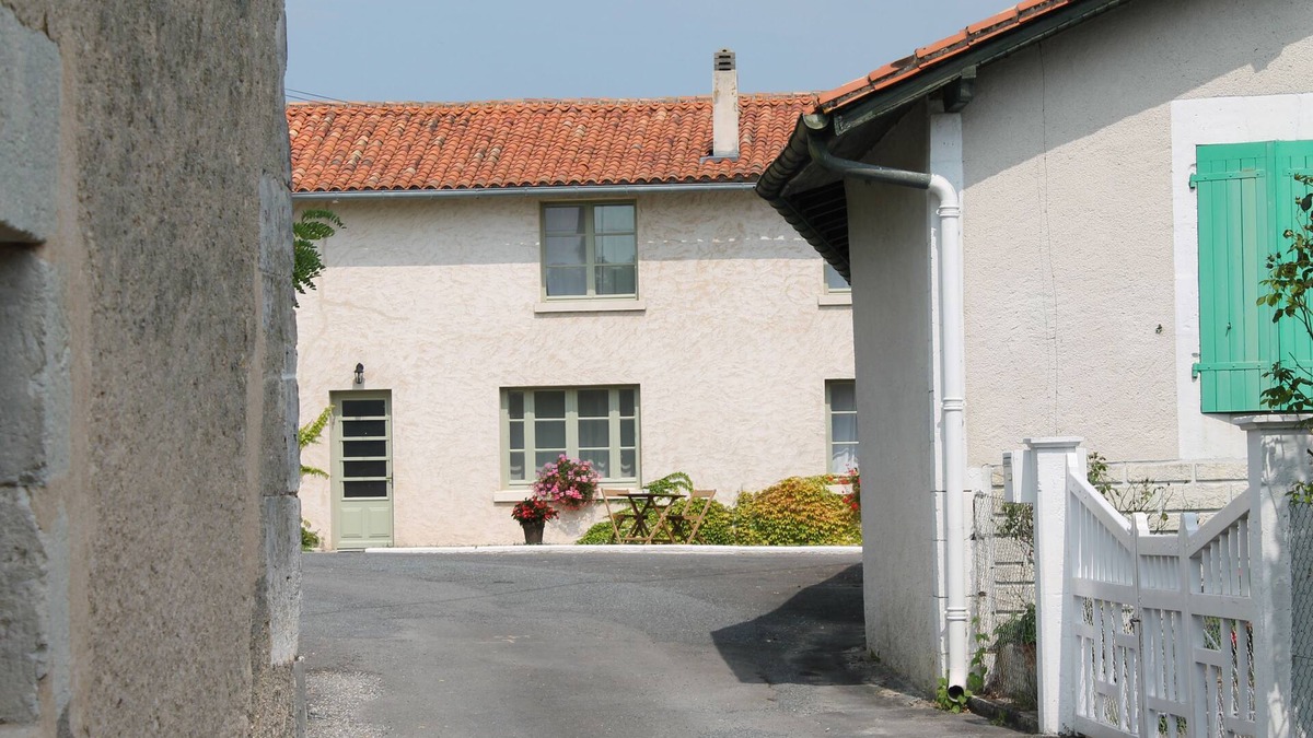 Aubeterre-sur-Dronne Cottage | Family Holiday Hamlet - Heated Pools, Golf, Tennis, Creche, 10 mins to beach!