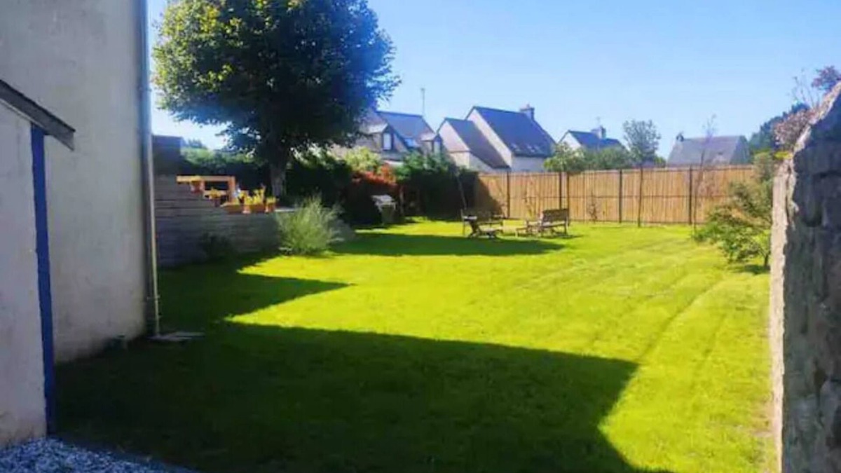 Locmariaquer House | Family holiday home for 8, town and beaches on foot
