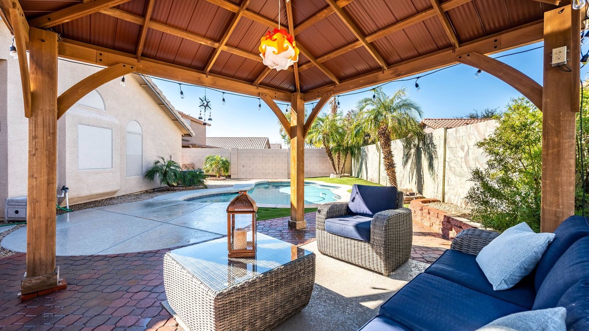 Avondale House | Family Home 3 beds/Private Heated Pool-10 mins to Stadium.