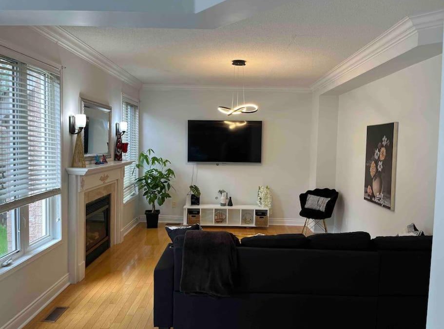 Churchill Meadows House | Family home 5 bedroom home in Mississauga free parking