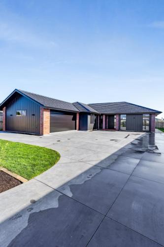 Bell Block Villa | Family home, Game Zone & Outdoor Fireplace- Sleeps 10