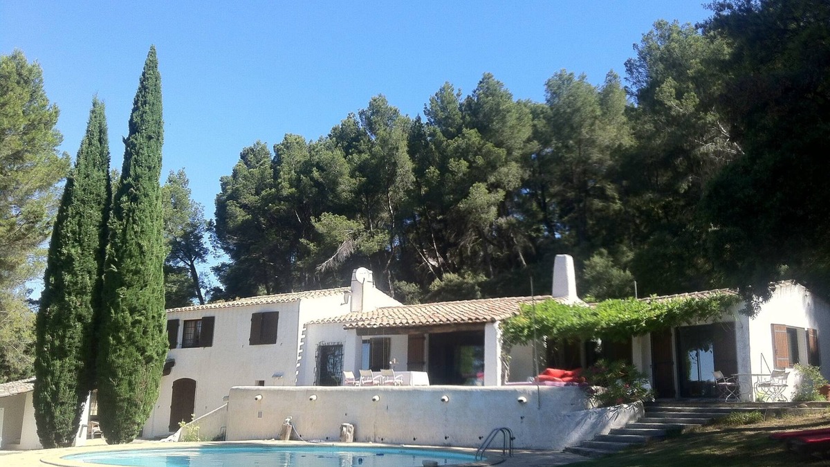 Sorgues Villa | Family home in a pine forest