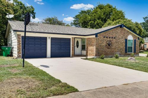 Crowley House | Family Home in Ft Worth Suburbs Near Benbrook Lake