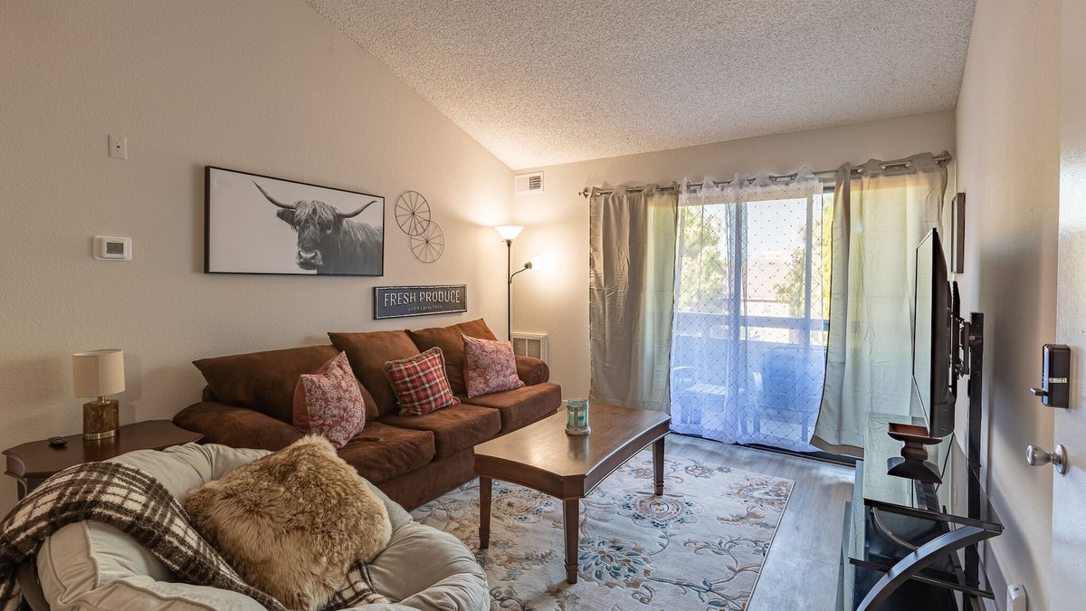 Ivey Ranch - Rancho Del Oro Apartment | Family home in Oceanside Large 2Bed2Bath King & two Queen beds POOL & play areas