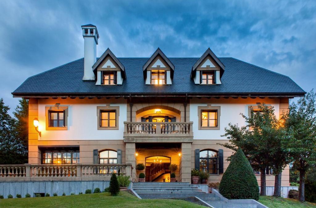 Oiartzun House | Family Home in Oiartzun with Mountain View