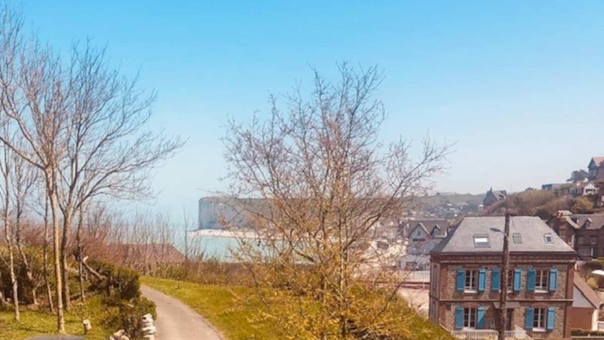 Veulettes-sur-Mer House | Family home: sea view, beach 50m away