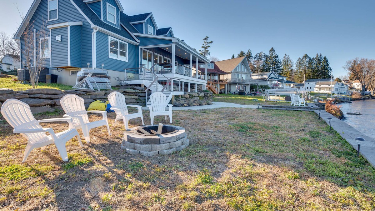 Carbondale House | Family Home on Lake Newton w/Deck & Fire Pit