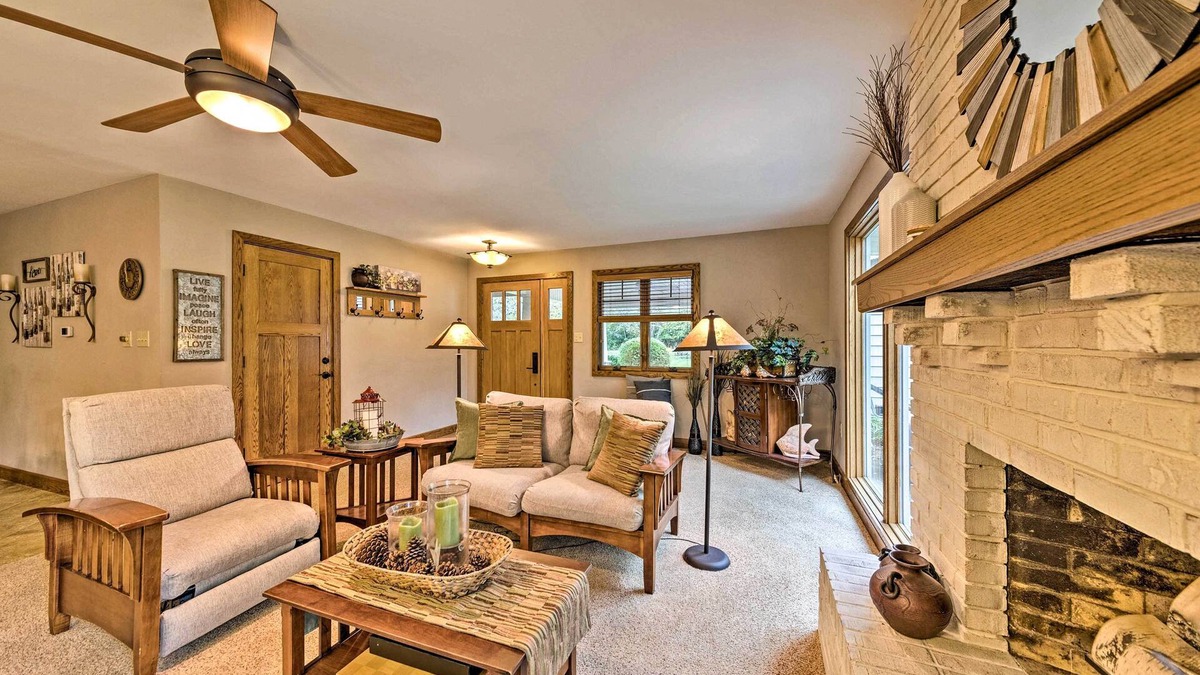Effingham House | Family Home w/Deck on Lake Sara: Pets are Welcome