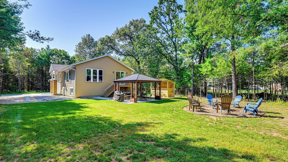 Arkdale House | Family Home w/Hot Tub: 2 Mi to Petenwell Lake!