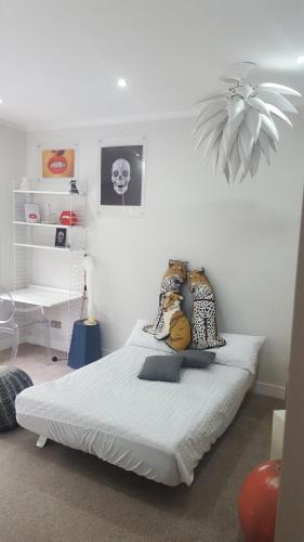 Woodside Bed & Breakfast | Family home with easy commute to London!