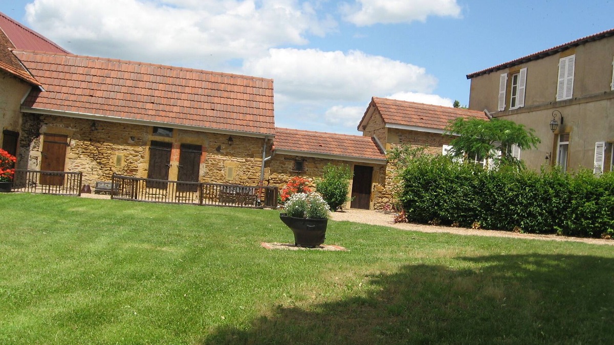 Vindecy House | Family home with many dépendances on 8000 m² of closed garden/14 people