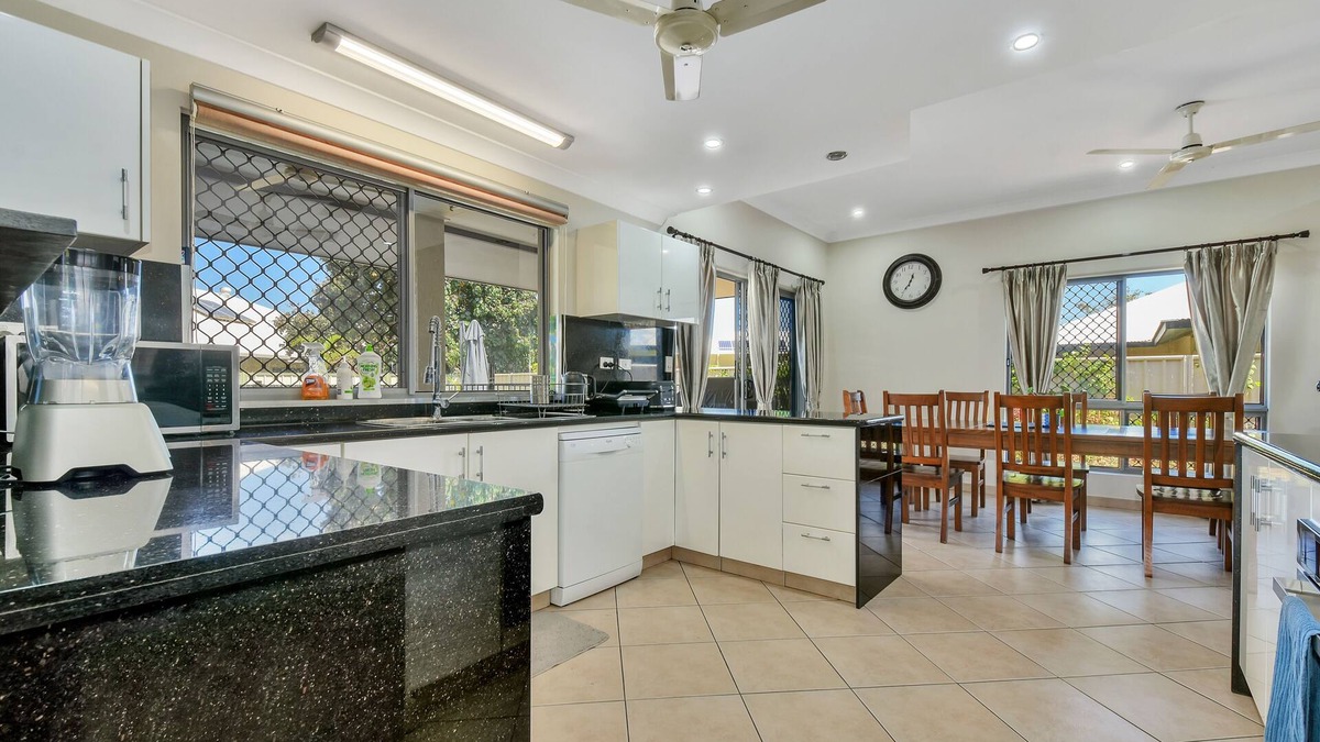 Lyons House | Family Home with massive pool