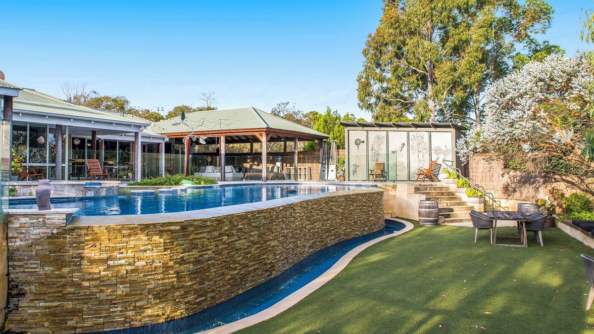 The Vines House | Family home with pool, spa and games room. Perfect for a retreat or bridal party
