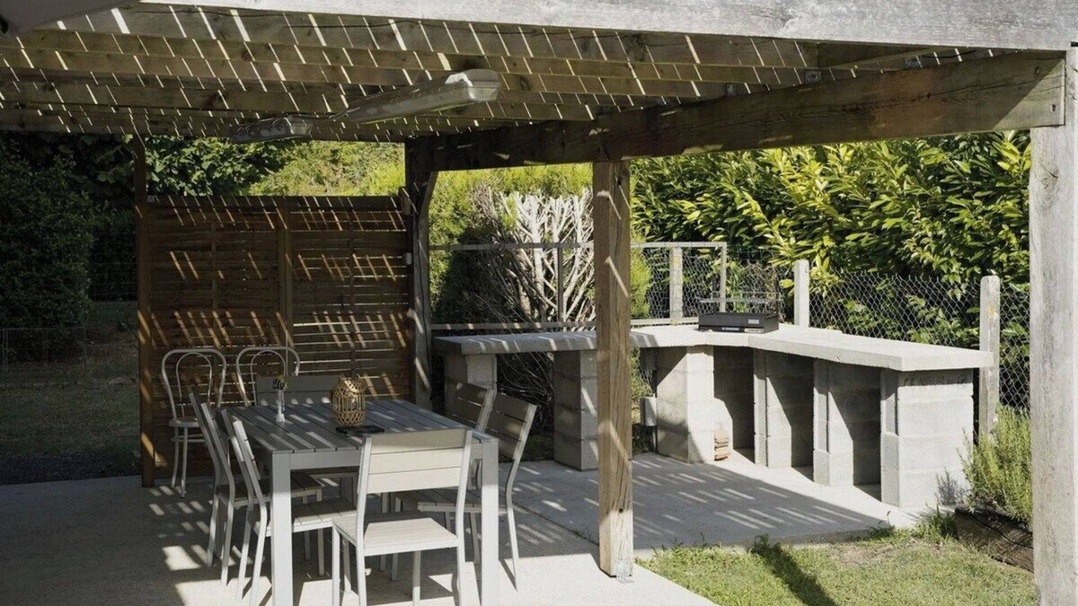Riberac House | Family home with pool close to town center