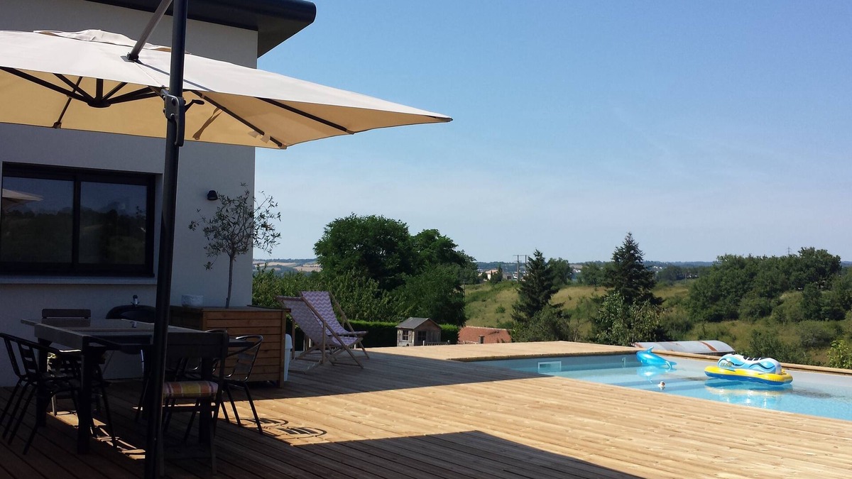 Castres House | family home with pool