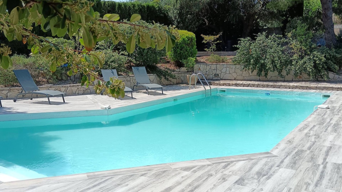 Convention House | Family home with swimming pool. 15 minutes from the beach and hiking trails