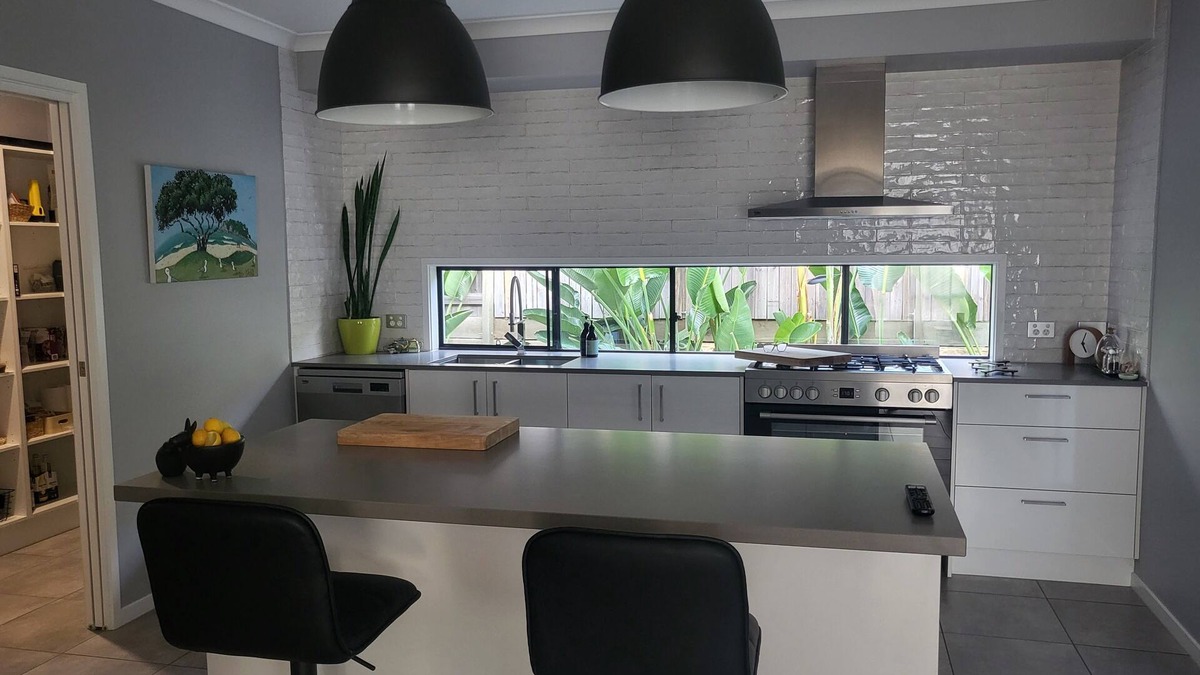 Pimpama House | Family home with yard.so close to theme parks