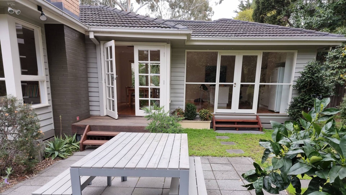 Montmorency House | Family house, beautiful garden, quiet location