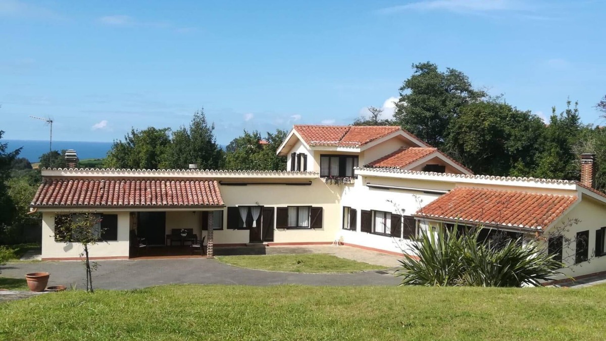 Quintueles Ski Chalet | Family house in beautiful finca 5 minutes from the beach.