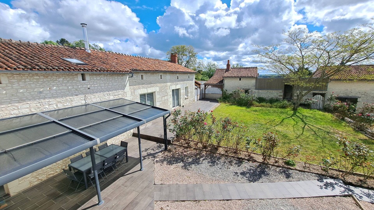 Courcoue House | Family house near Richelieu with swimming pool 12 adults/2 babies