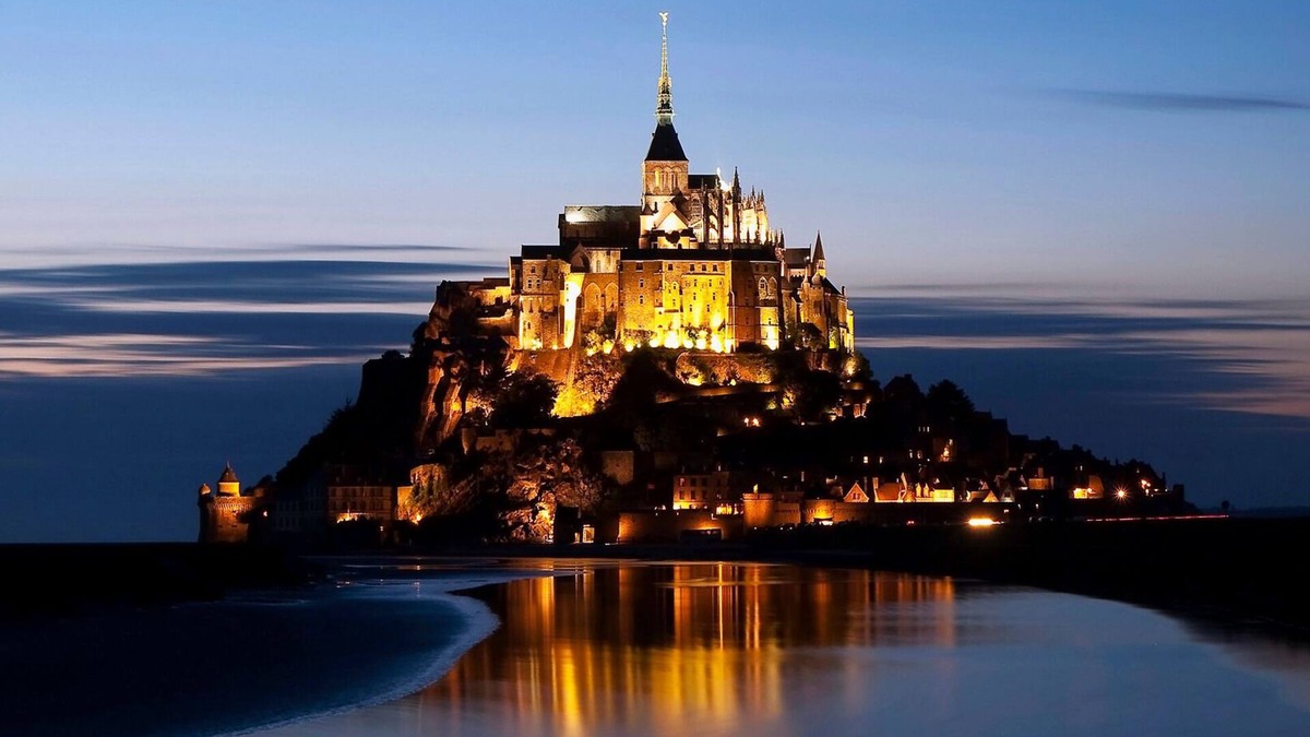 Vains House | Family house on large lot, direct access to Mont St Michel bay.