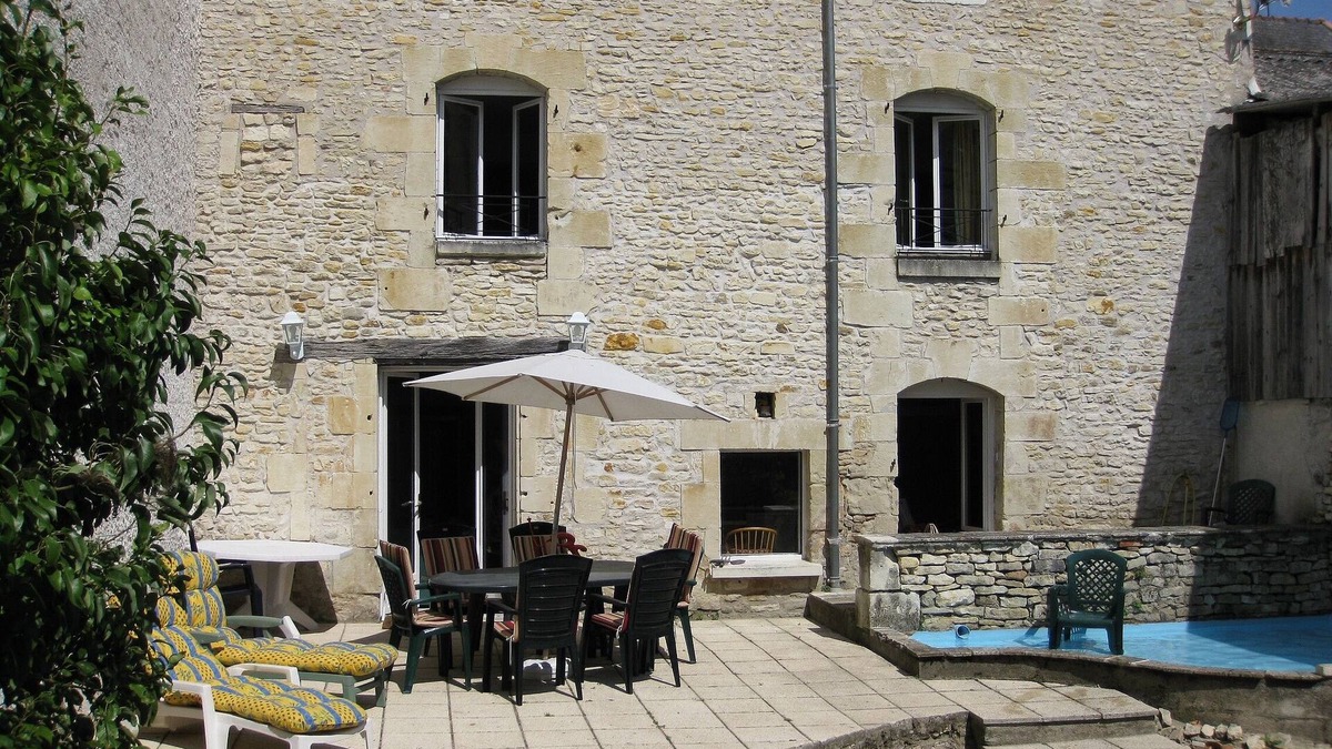 Richelieu House | FAMILY HOUSE with GARDEN on PLACE DU MARCHE. Great for couples/families/pets.