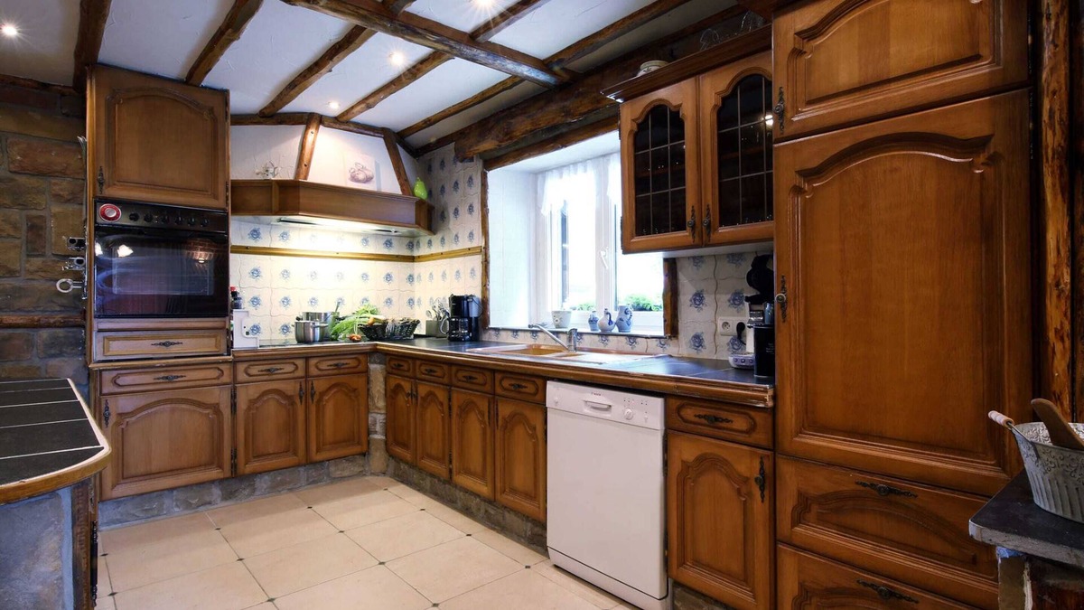 Mettet House | Family House with Large Garden & Games Room near Bambois Lake