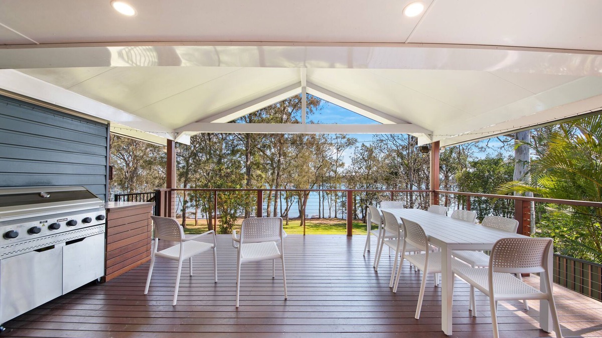 Mannering Park House | Family Lakefront Home